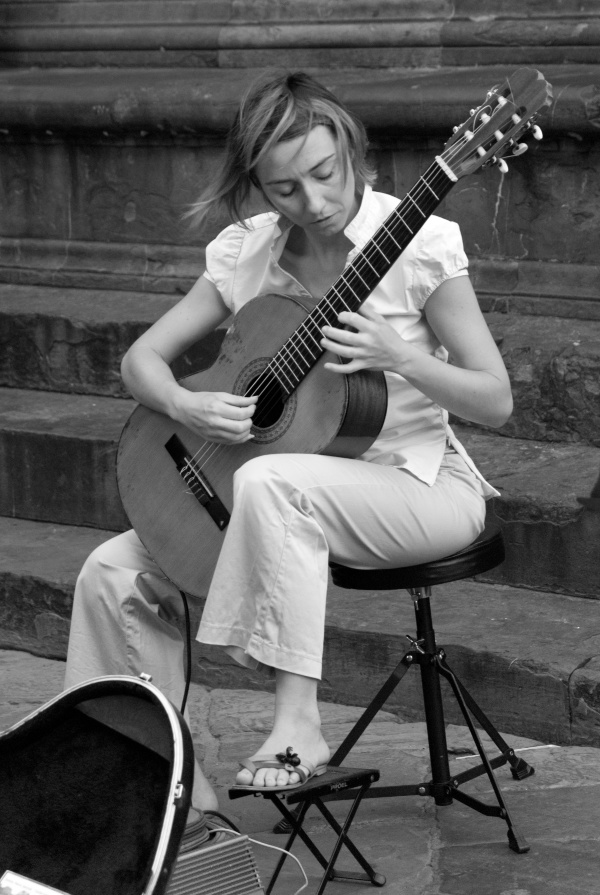 Gitarist in Florence in zwart-wit