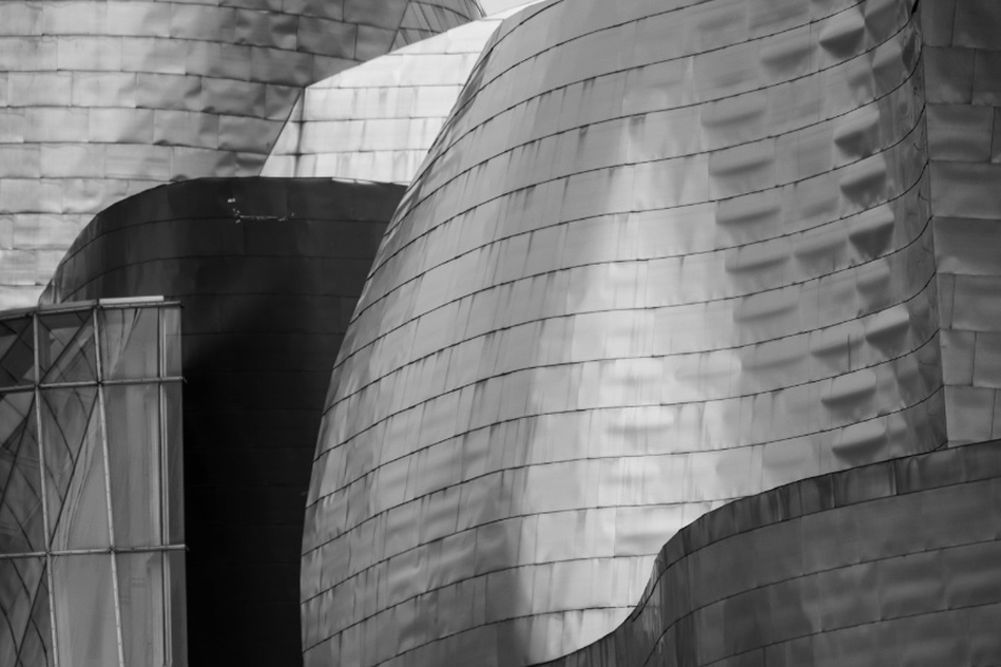 Facade van Guggenheim in Bilbao, studie in toonwaarden zwart-wit