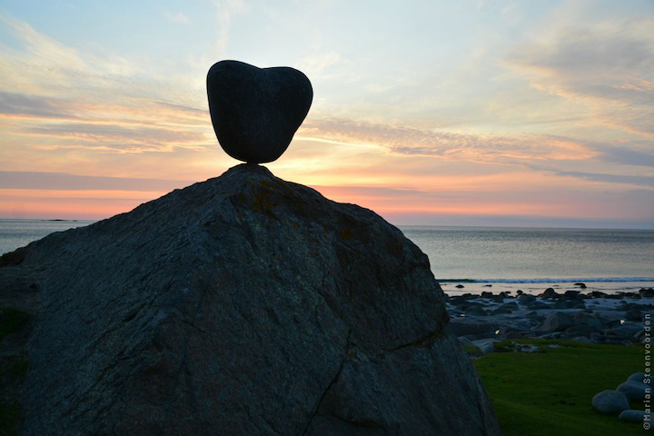 Stenen hart op rots, Uttakleiv, Lofoten