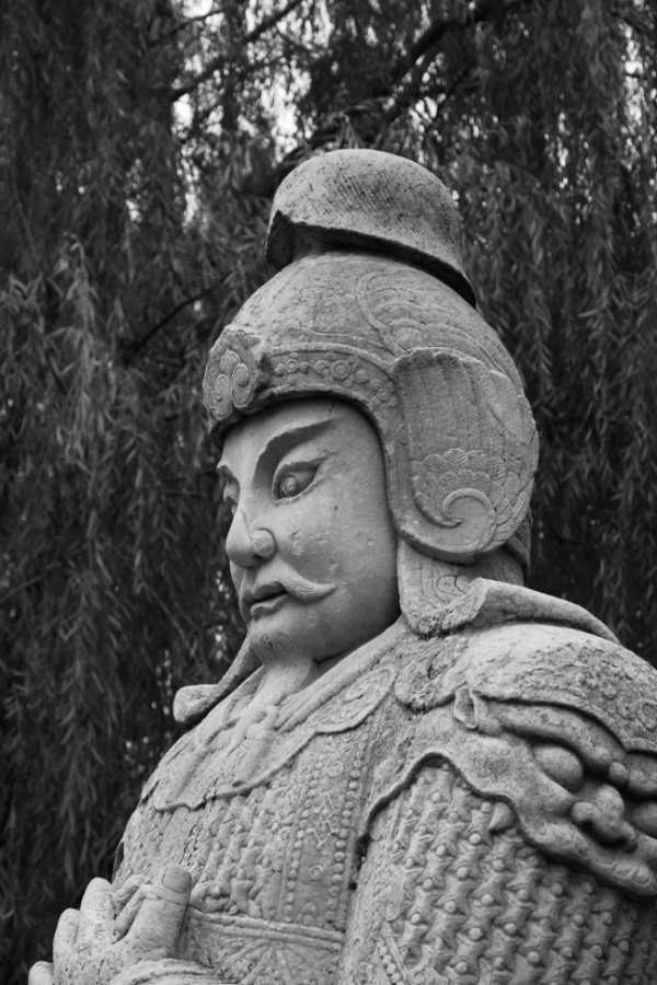 Standbeeld van Mingkeizer in Peking in zwart-wit