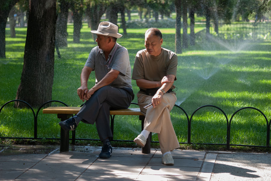Twee mannen in het park van de Hemeltempel, Peking