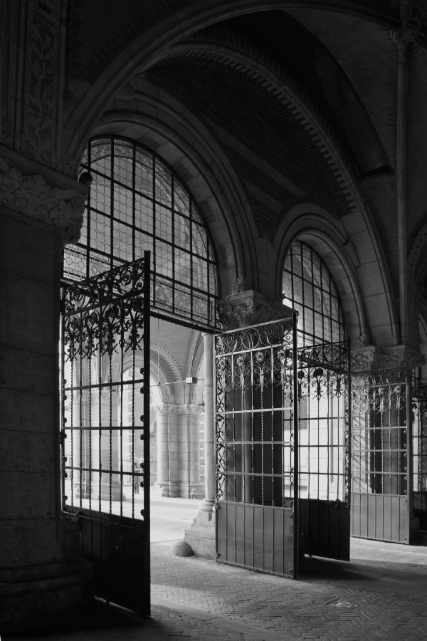 Doorgang onder het Rijksmuseum in zwart-wit