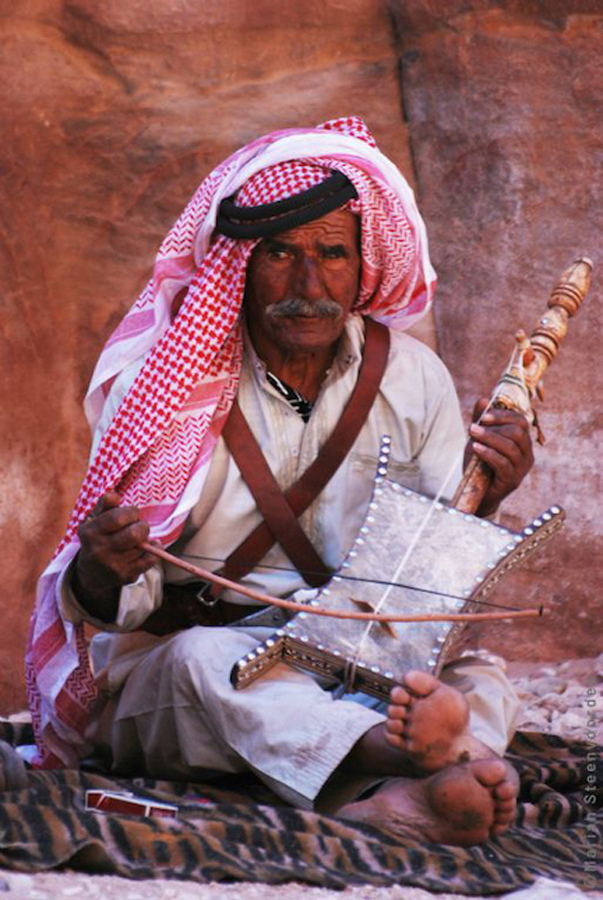 Straatmuzikant met Rababah in het historische Petra
