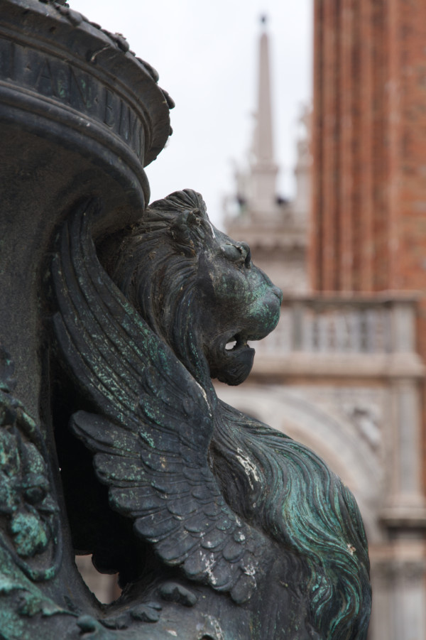 De gevleugelde leeuw, symbool van de stad, San Marco plein