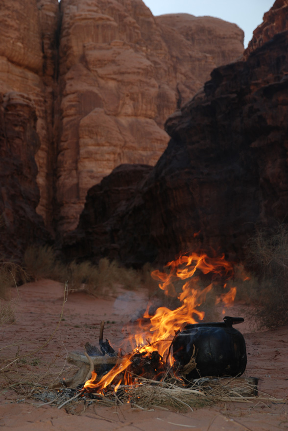 Vuur in Wadi Rum woestijn