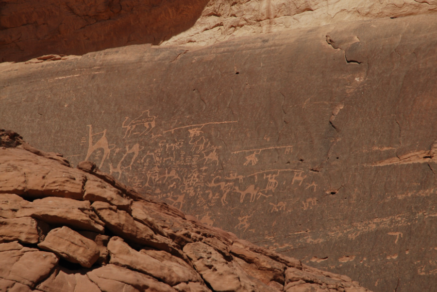 Thamudische en Nabateeërse petroglyphen (3200 tot 2000 jaar oud) in de woestijn van Wadi Rum, Jordanië